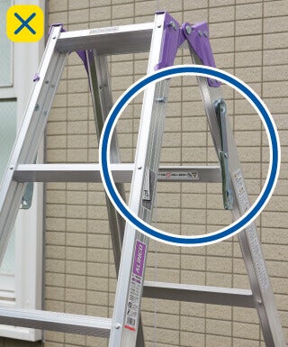 開き止め金具が固定されておらず、